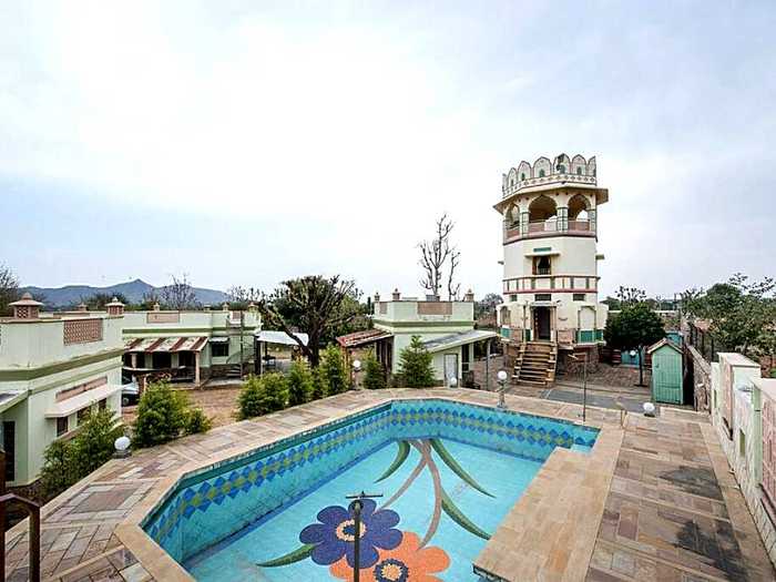 Beautiful 4BR Farmhouse with Pool and Jacuzzi in Jaipur