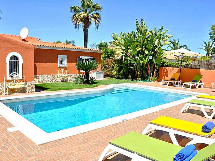 Villa in a quiet area with private pool near the golf courses and the marina